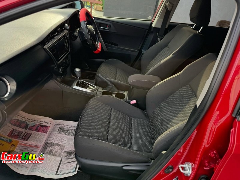 2013 Toyota Auris image1