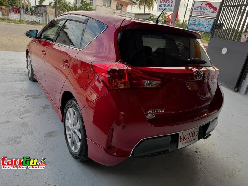 2013 Toyota Auris image3