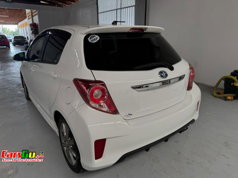 2013 Toyota Vitz image1