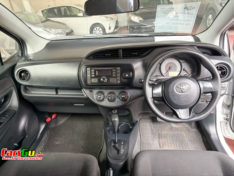 2013 Toyota Vitz image1
