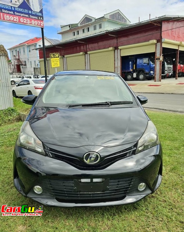 2015 Toyota Vitz image1