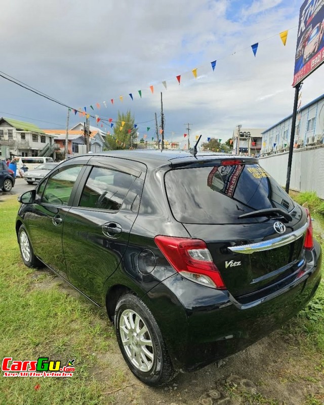 2015 Toyota Vitz image2