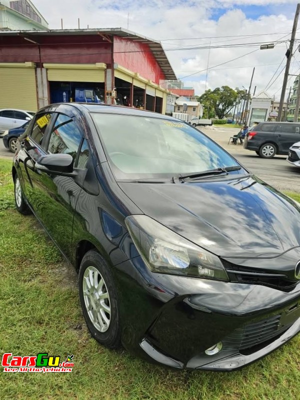 2015 Toyota Vitz image3