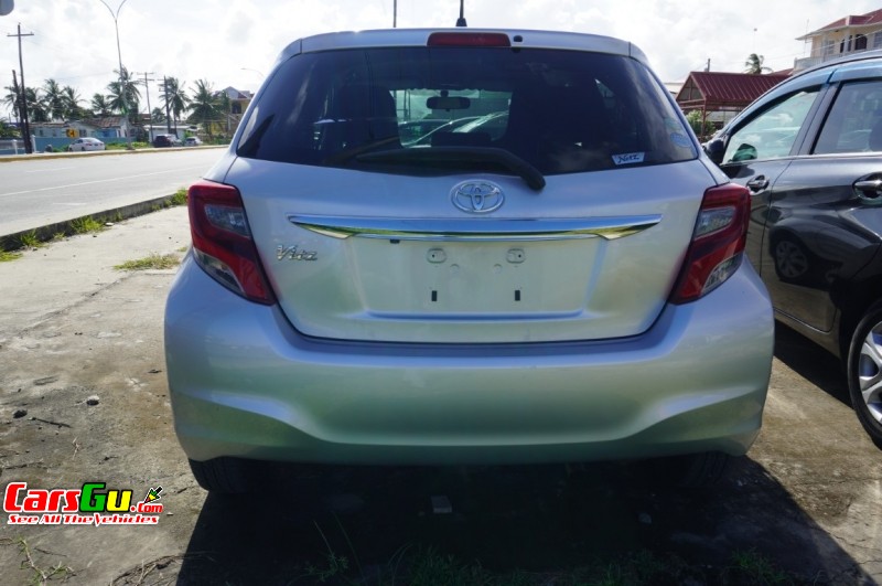 2016 Toyota Vitz image3