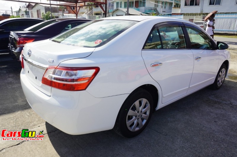 2013 Toyota Premio image1