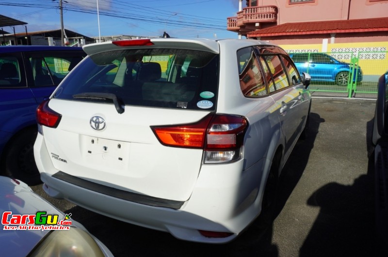 2015 Toyota Fielder image3