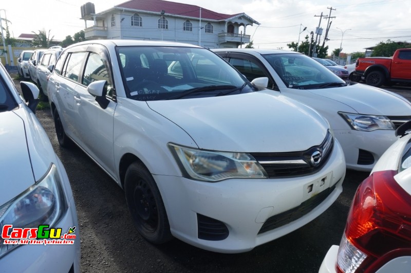 2012 Toyota Fielder image0
