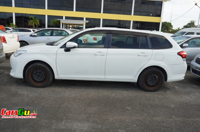 2015 Toyota Fielder image3