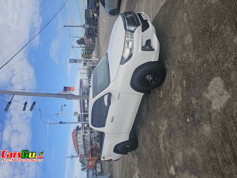 2019 Toyota Hilux  image2