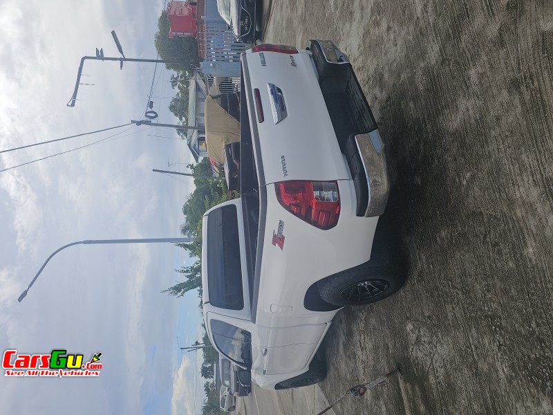2019 Toyota Hilux  image3