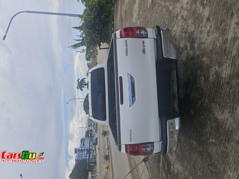 2019 Toyota Hilux  image4