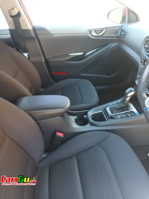 2018 Hyundai Ioniq image18